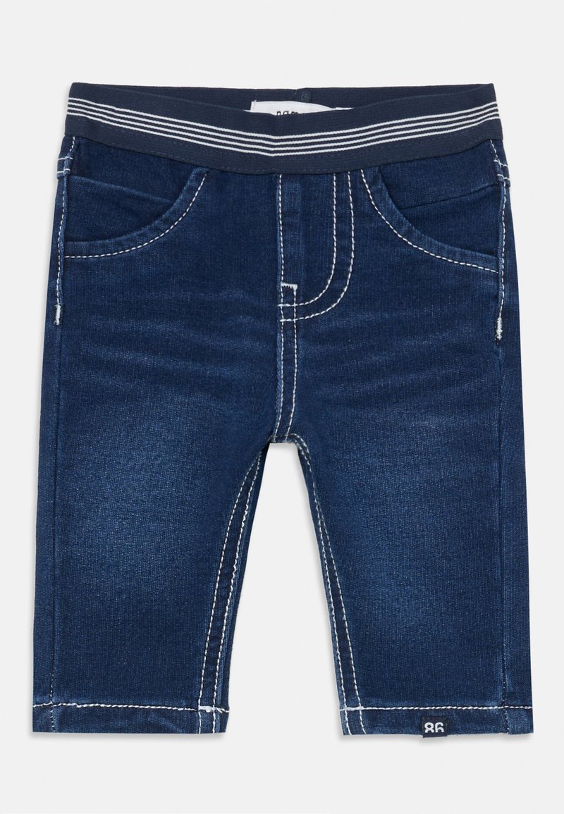 Blå denimshorts med mörk tvätt, vit sömnad och randig elastisk midja. Har framfickor och en logotagg vid fållen.