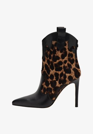 Stivaletto in pelle nera con punta affusolata e tacco a spillo. Presenta un pannello in stampa leopardata e un design intagliato decorativo sulla parte superiore.