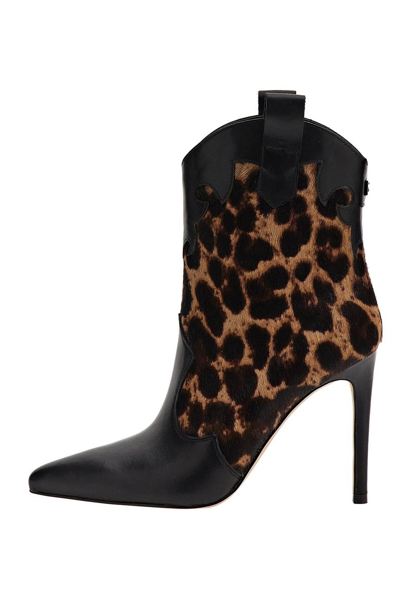 Svart läderankelboot med spetsig tå och stilettklack. Har en leopardmönstrad panel och dekorativ utskärningdesign upptill.