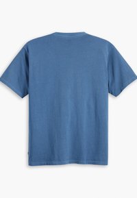 T-shirt en coton bleu avec des manches courtes, un col rond et une coupe décontractée. La texture semble lisse avec un minimum de détails.