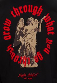 Felpa nera oversize con una grafica scultorea di un angelo in beige, circondata da un testo rosso audace, con un piccolo logo in basso.
