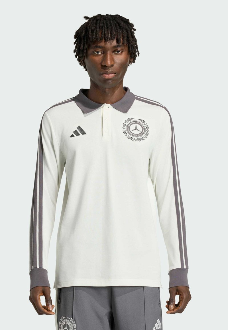 Langärmliges weißes Poloshirt mit grauem Kragen und Bündchen. Mit grauen Streifen an den Ärmeln und einem Logo auf der Brust. Leichtes Gewebe.