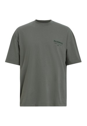 T-shirt en coton gris avec des manches courtes, col rond et logo subtil "ALLSAINTS" en vert foncé sur la partie gauche de la poitrine.