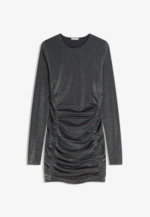 Sort glitrende langærmet kjole med rynker på siderne og rund halsudskæring. Stoffet har et skinnende, struktureret udseende.