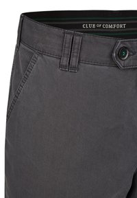 Szare chinosy o miękkiej fakturze, z płaskim przodem, paskiem i zapięciem na guzik z zielonym akcentem. Metka Club of Comfort wewnątrz.