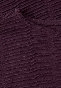 Texturerad, mörklila tyg med horisontella ribbmönster och rundad halsringning. Mjukt stickat material med en slät yta.