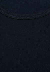 Marineblauer Strickstoff mit gerippter Textur. Abgerundeter Ausschnitt mit einer glatten Verarbeitung am Kragen. Leichtes und dehnbares Material.