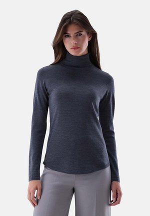 Dunkelgrauer Rollkragenpullover aus weichem Strickmaterial, mit langen Ärmeln und leicht abgerundetem Saum, kombiniert mit hellgrauen Hosen.