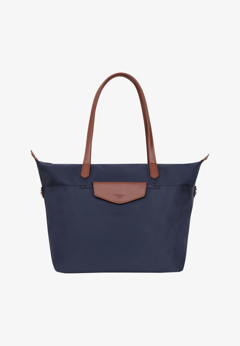 Granatowa torba typu tote z brązowymi skórzanymi uchwytami i przednią klapą, prostokątny kształt, minimalistyczny design, zamek błyskawiczny na górze.