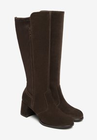 Stivali in suede marrone al ginocchio con tacco a blocco, caratterizzati da una texture liscia e dettagli sulle cuciture laterali. Design classico adatto per varie occasioni.