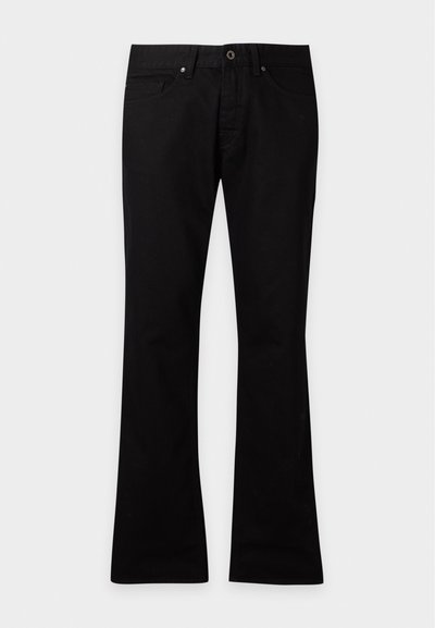 Μαύρο παντελόνι bootcut με κούμπωμα και φερμουάρ εμπρός, θηλιές για ζώνη και σχεδιασμό με πέντε τσέπες, εμφανιζόμενο σε απλό ανοιχτό φόντο.