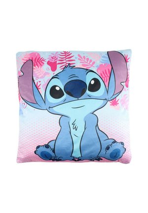 Coussin carré avec un design coloré présentant un personnage de dessin animé bleu souriant avec de grandes oreilles, assis sur un fond feuillu rose et bleu.