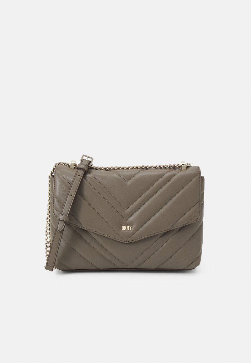 Sac bandoulière en cuir matelassé vert olive avec une chaîne dorée, doté d'un rabat à fermeture et d'un logo embossé sur le devant.