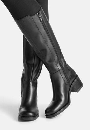Czarne skórzane kozaki do kolan o gładkim wykończeniu, z bocznymi zamkami i obcasem typu blok. Projekt jest smukły i dopasowany.