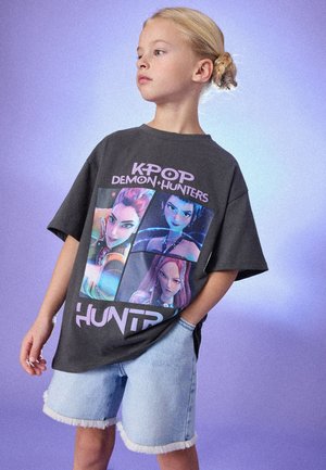 Next, REGULAR FIT - KPOP DEMON HUNTERS T-SHIRT  . - Print T-shirt - charcoal grey