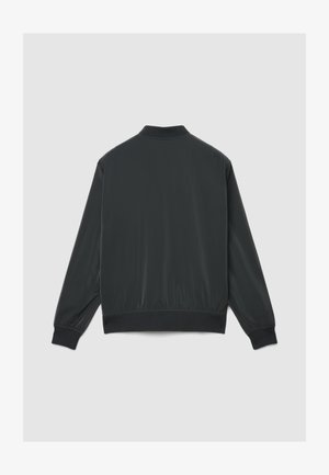 Schwarze Bomberjacke aus leichtem Nylonmaterial, gerippte Bündchen und Kragen, glatte Textur, Rückansicht, keine sichtbaren Muster oder Hardware-Details.