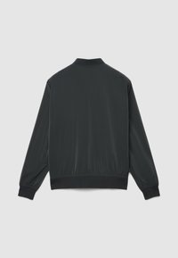 Schwarze Bomberjacke aus leichtem Nylonmaterial, gerippte Bündchen und Kragen, glatte Textur, Rückansicht, keine sichtbaren Muster oder Hardware-Details.