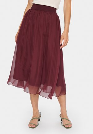 Jupe midi bordeaux en tissu léger et fluide ; dotée d'une taille élastique et d'un ourlet superposé pour plus de texture et de mouvement.
