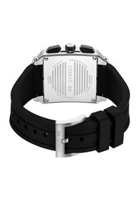 Černé silikonové hodinky se sponou z nerezové oceli, na kterých je vyryté čtvercové kovové dno označené Cerruti 1881 a údaji o voděodolnosti.