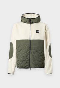 Jachetă puffer cu glugă, având panouri din fleece crem și nailon verde măsliniu, cu texturi contrastante și un logo mic pe piept.