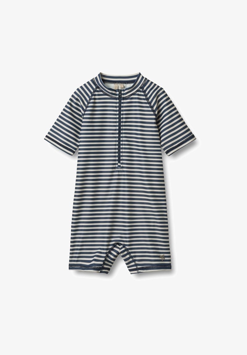 Csíkos, rövid ujjú napernyő póló sötétkék és fehér színben, elülső cipzárral és feszes szabással. Könnyű, rugalmas anyagból készült.