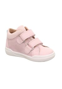 Rosa Wildleder- und synthetischer High-Top-Schuh mit zwei Klettverschlüssen, weißer Gummisohle und strukturiertem Kragen. Keine zusätzlichen Verzierungen oder Muster.