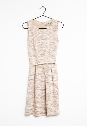 Ärmeløs beige tweed kjole med rund halsudskæring og tyndt matchende bælte hængende på en sort bøjle mod hvid baggrund.