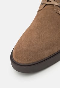 BOSS CALEV - Šņorējami puszābaki - medium beige