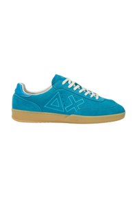 Sneakers bassi in suede blu con lacci bianchi, dotati di loghi geometrici sui lati e suola in gomma. Texture liscia, design casual.