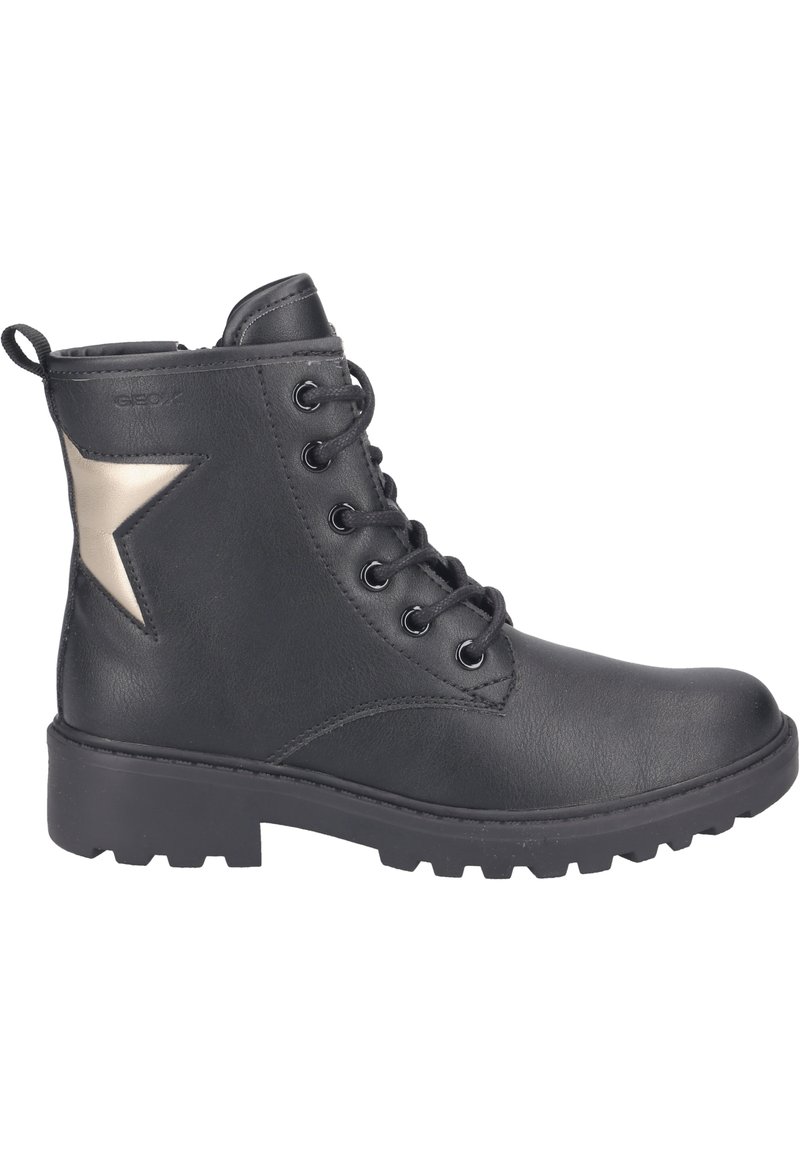 Bota de tobillo de cuero negro con un acabado texturizado, que presenta un acento de estrella metálica dorada, punta redonda y una suela de goma gruesa con tacos.
