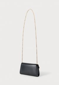 Must nahast käekott ristkülikukujulise kujundusega, millel on kuldne kett-rihm. Sile tekstuur ja minimalistlik disain ilma nähtavate kaunistusteta.