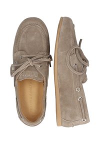 Helle taupe Wildleder Mokassins im Stil mit kontrastierenden Nähten, Schnürung vorne und runder Zehenpartie. Sanfter Stoff und flache Gummisohle.