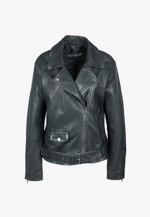 Zwarte leren motorjack met een ingesneden kraag, asymmetrische rits, vo pocket en gespsluiting. Glad textuur.