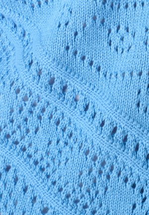 Tissu tricoté bleu clair avec un motif en losanges texturé formé par l'alternance de mailles serrées et ouvertes.