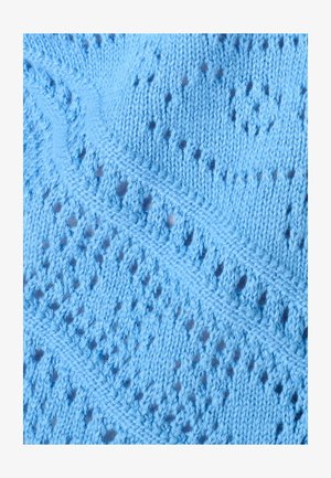 Tissu tricoté bleu clair avec un motif en losanges texturé formé par l'alternance de mailles serrées et ouvertes.