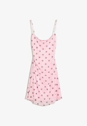 Pink ærmeløs kjole med tynde stropper, med et brunt prikket mønster og et let udflaret skørt.