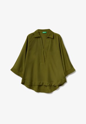 Blouse vert olive en tissu lisse, avec un décolleté en V, des manches longues avec poignets et un ourlet arrondi.