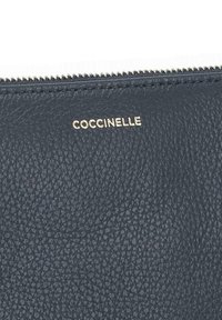 Coccinelle POCHETTE BEST - Borsa a tracolla - blu