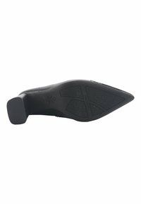 Zwarte hak schoen met een spitse neus en een gestructureerd rubberen zool, met een vierkante hak en een subtiel geometrisch patroon aan de onderkant.