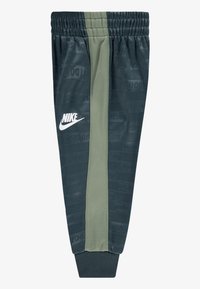 Nike Sportswear TEXTURED CLUB TRICOT SET - Spodnji deli trenirk - vintage green