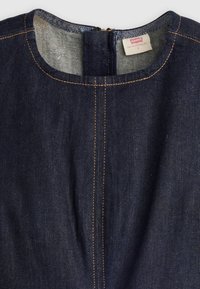 Σκούρο μπλε τζιν ένδυμα με στρογγυλή λαιμόκοψη, ορατή πορτοκαλί ραφή και ετικέτα Levi's μέσα στον γιακά.