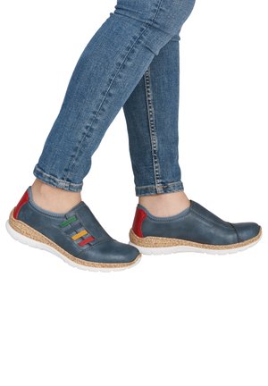 Blaue Slipper aus Leder mit einer strukturierten Korksohle, die bunte Streifen am Obermaterial und rote Akzente an der Ferse aufweisen.