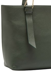Borsa tote in cuoio verde con superficie testurizzata, manici piatti e colore interno a contrasto. Presenta un accento con una tracolla appesa.