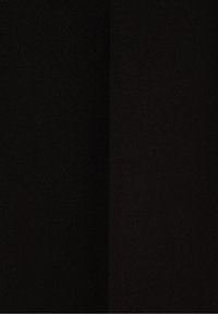 Tissu noir caractérisé par une texture lisse et mate, avec une couleur uniforme et profonde, sans motifs ni embellissements visibles.