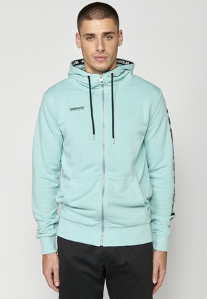 Hooded zip-up sweatshirt in licht teal, met een voorrits, twee zijzakken en zwarte trekkoorden met branding op de capuchon en mouwen.