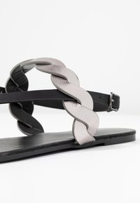 Anna Field Wide Fit Sandálias em T - black