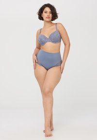 Szary koronkowy biustonosz z wyprofilowanymi miseczkami, pasujące majtki z wysokim stanem z koronkowymi akcentami. Gładka tekstura z kwiatowym wzorem.