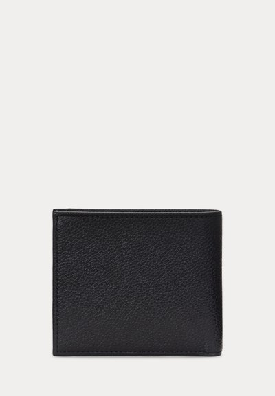 Czarny, teksturowany portfel skórzany z dwoma składanymi częściami, zamknięty, pokazujący gładkie krawędzie i precyzyjne szwy na jasnym tle.