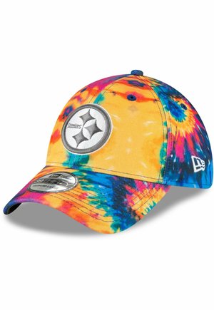 Czapka baseballowa z wzorem tie-dye w kolorach pomarańczowym, niebieskim i zielonym. Zawiera okrągłe logo Steelers oraz zakrzywiony daszek. Wykonana z tkaniny.