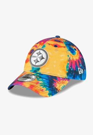 Czapka baseballowa z wzorem tie-dye w kolorach pomarańczowym, niebieskim i zielonym. Zawiera okrągłe logo Steelers oraz zakrzywiony daszek. Wykonana z tkaniny.